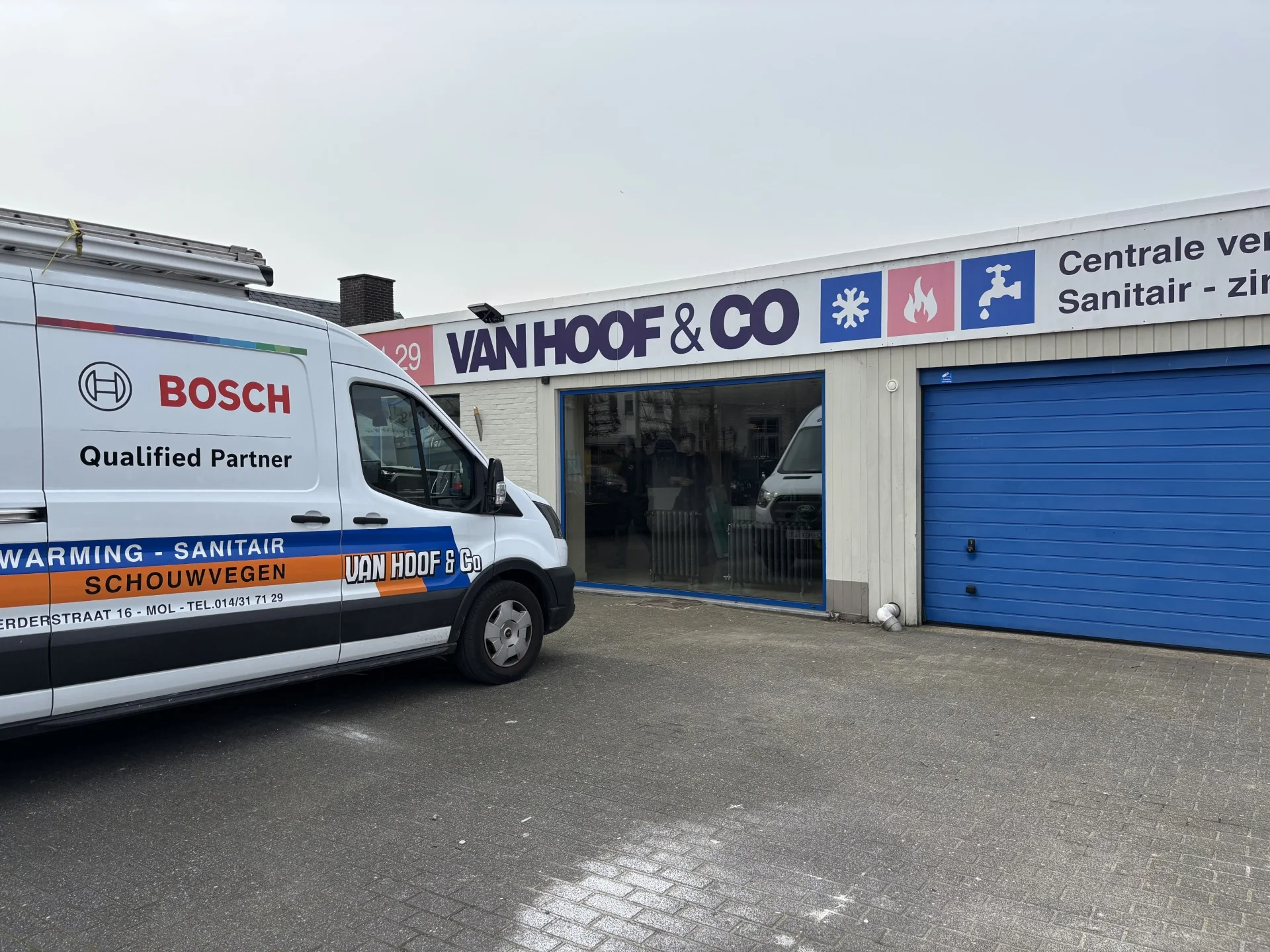 Het team van Van Hoof & Co aan het werk